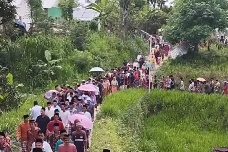 Ribuan Warga Hadiri...