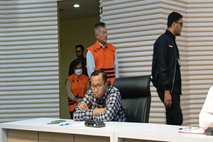 KPK Tahan 2 Tersangka...