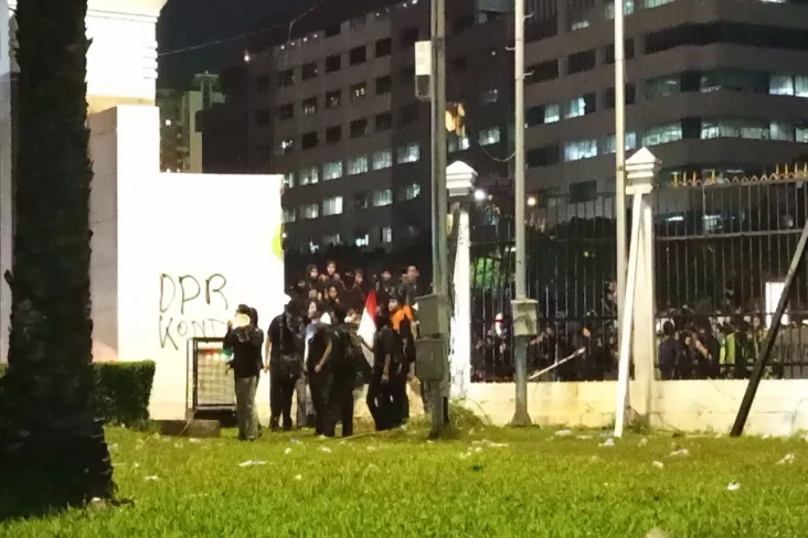 Lewat Pagar Roboh, Mahasiswa...