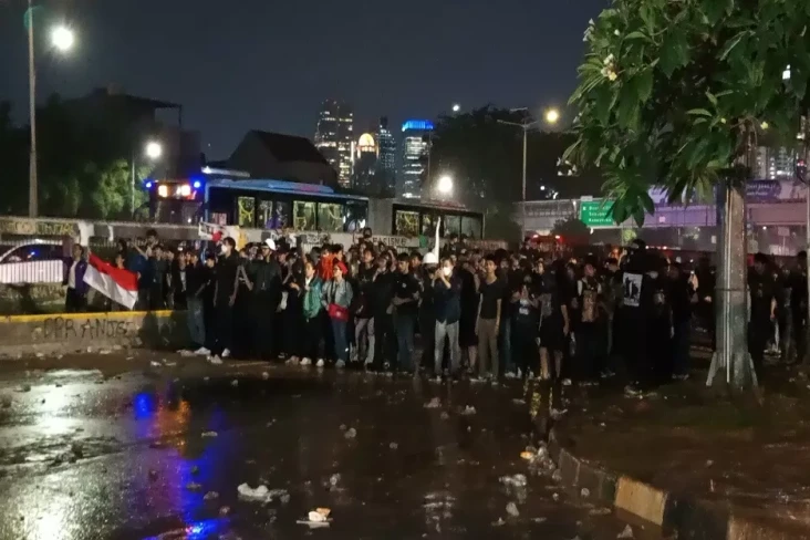 Polisi Pukul Mundur...