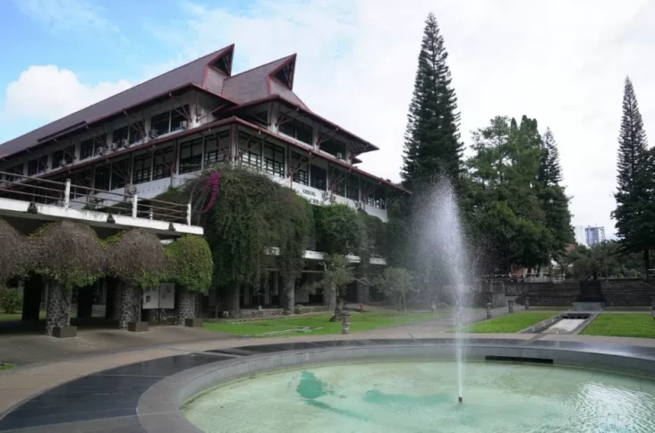 5 Fakultas/Sekolah ITB...