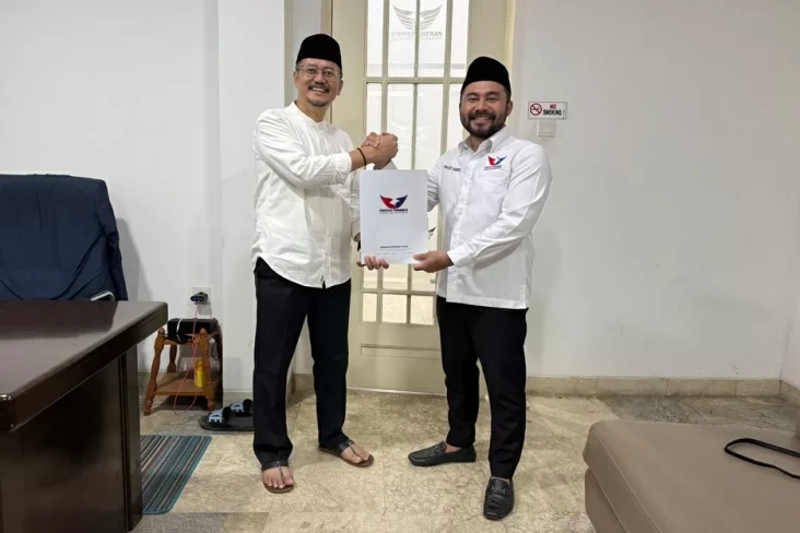 DPP Serahkan SK ke Plt...