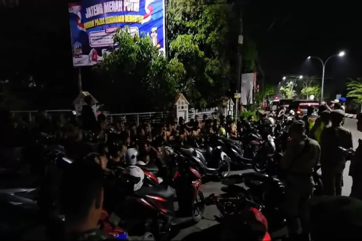 Konvoi Ratusan Geng...