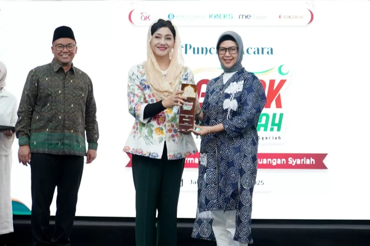 OJK Anugerahkan BSI...