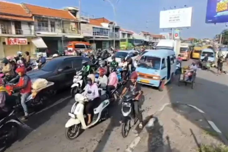 Pemudik Motor Terjebak...