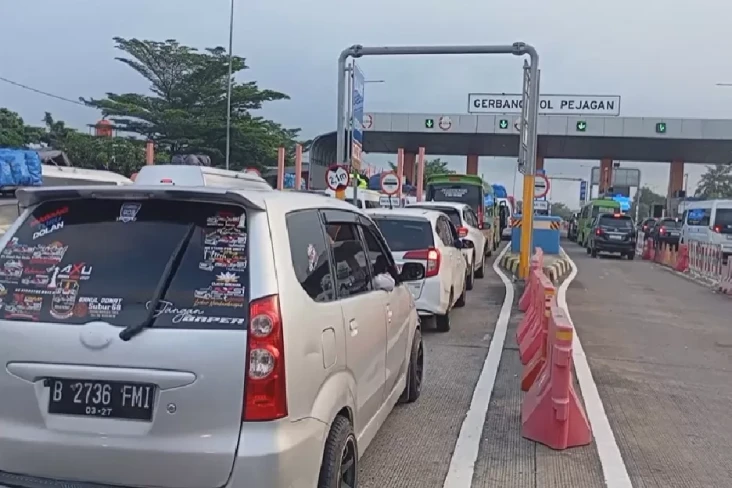 Antrean Kendaraan Pemudik...