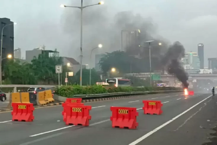 Demo Ricuh, Massa Aksi...