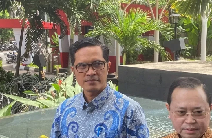 Mengenakan Batik Indigo,...