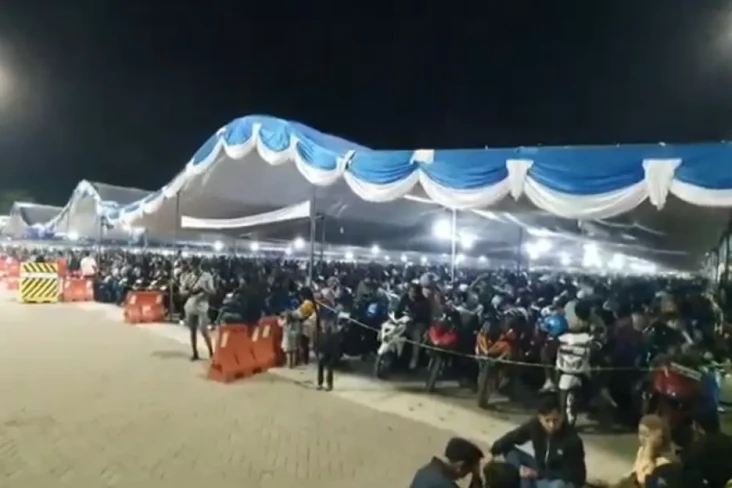 Ribuan Pemudik Memadati...