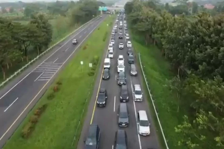 Macet Parah di Tol Japek...