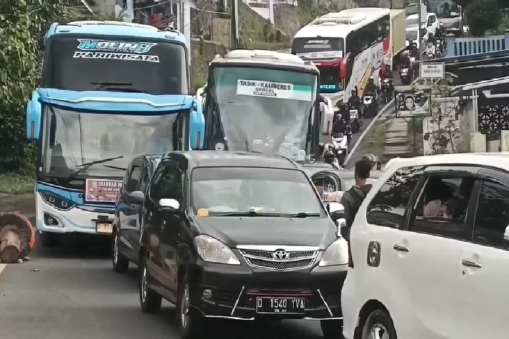 Macet Parah, Antrean...