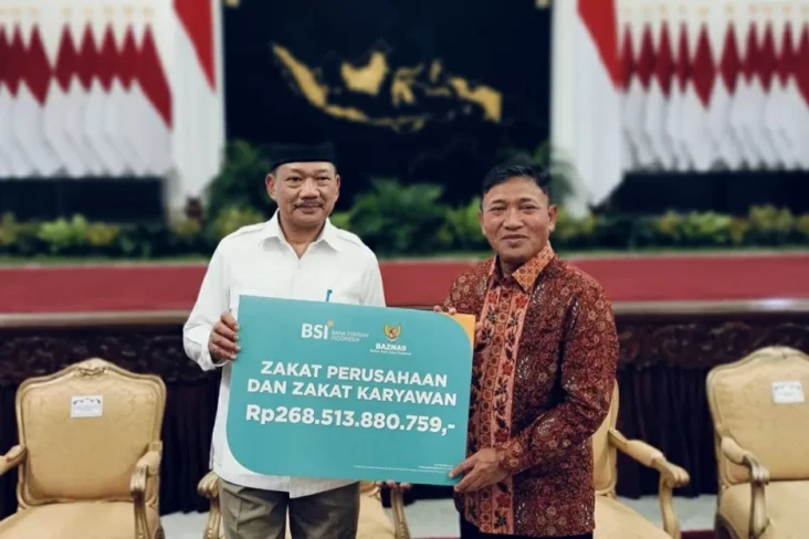 BSI Serahkan Zakat Rp787,5...