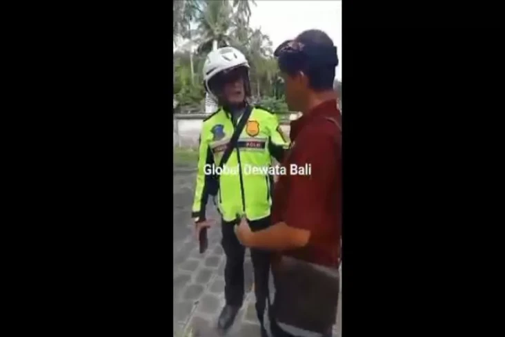 Terobos Pakai Motor,...
