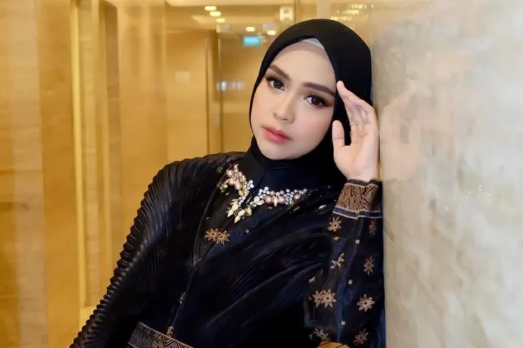 8 Artis Indonesia Merayakan...