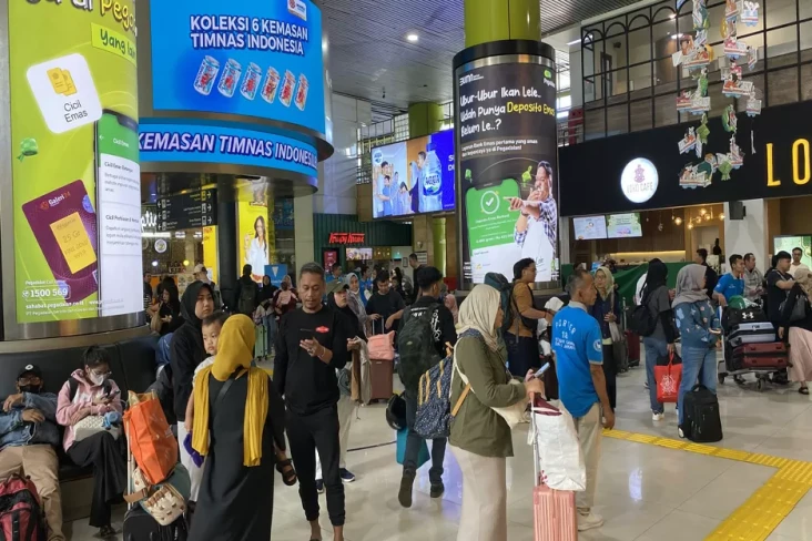 Besok Lebaran, Stasiun...