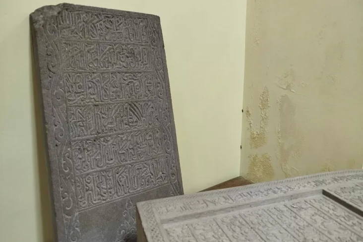 Makam Fatimah, Nisan...