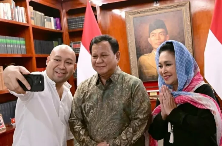Prabowo Diapit Didit...