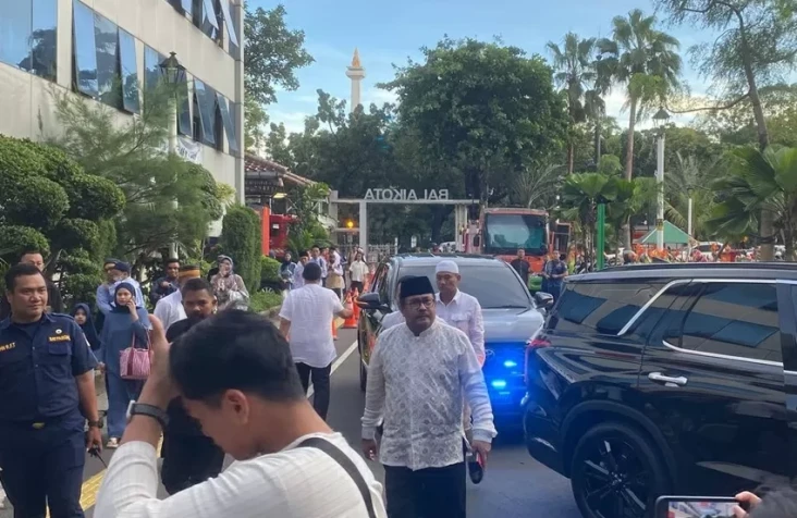 Tiba di Balai Kota,...