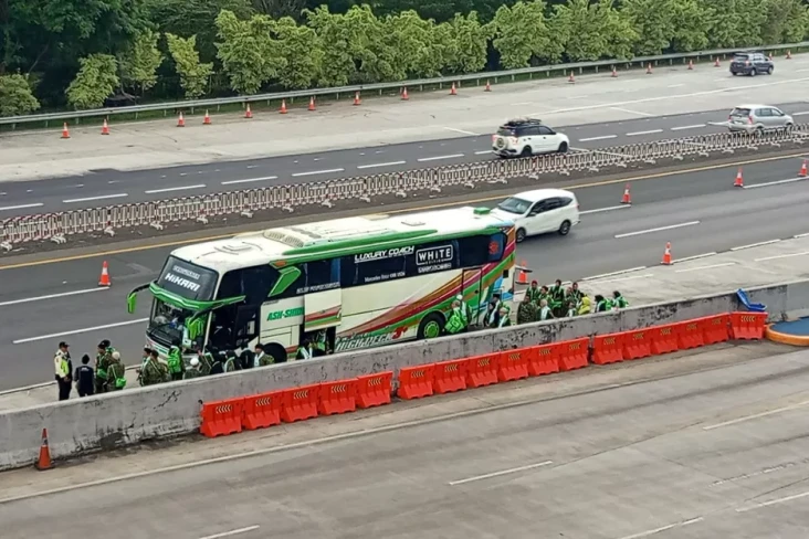 Bus Mogok, Puluhan Jemaah...