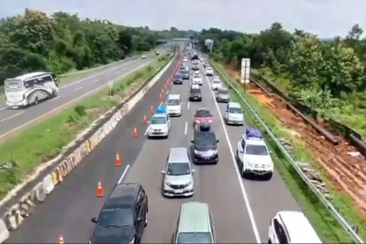 Kemacetan 4 Km di Tol...