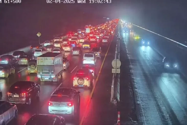 Lalu Lintas di Tol Japek...