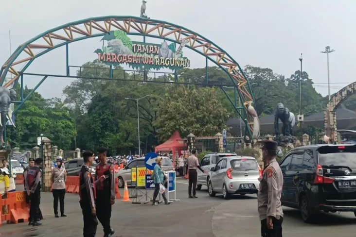 102.925 Pengunjung Serbu...