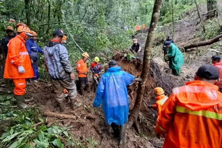 Korban Longsor di Jalan...