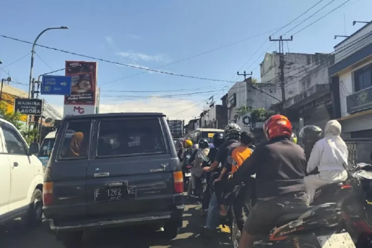 Pemudik Padati Jalan...