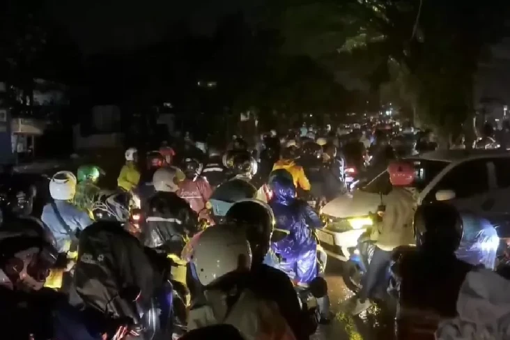 Hujan Deras, Pemudik...