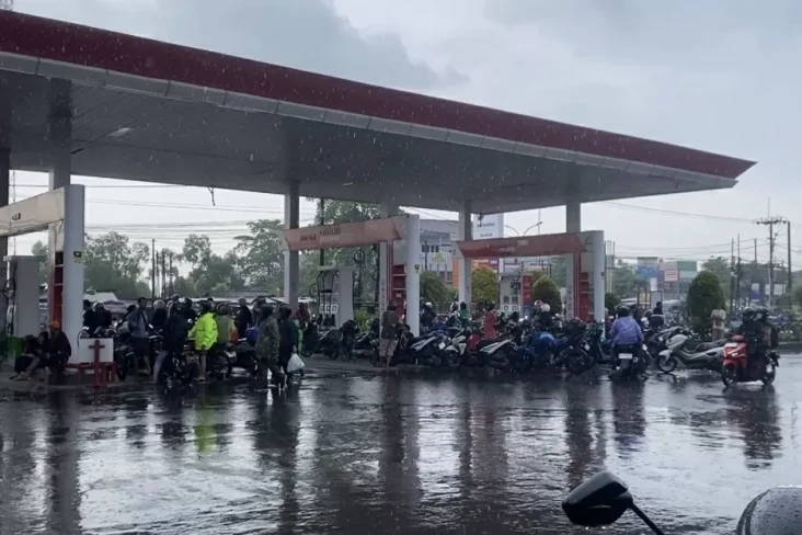 Mesin Pengisian di SPBU...
