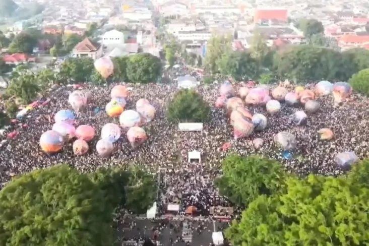 Lautan Manusia Padati...