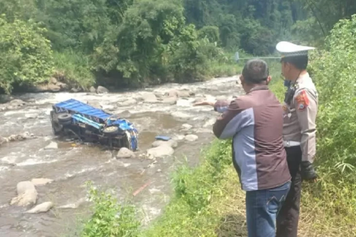 Truk Terjun ke Dasar...