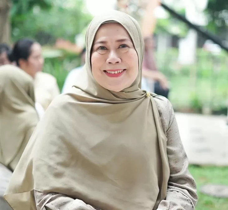 Dewi Yull Hadiri Pemakaman...
