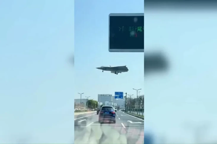 Jet Tempur 3 Mesin Tanpa...