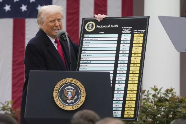 Trump Tunda Tarif ke...