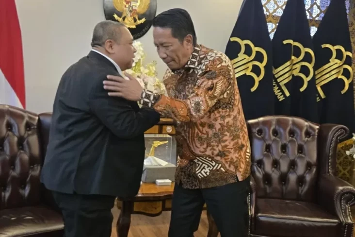 Terima SK Kemenkum,...