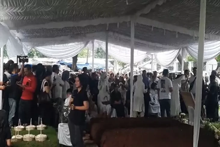 Ratusan Pelayat Mengantar...