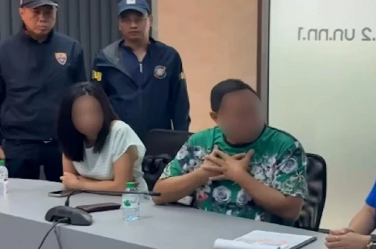 Dua Turis China Berhubungan...