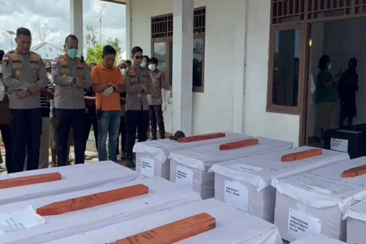 12 Jenazah Korban Pembantaian...