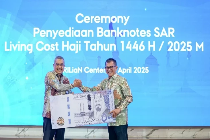 BPKH Serahkan Uang Tunai...