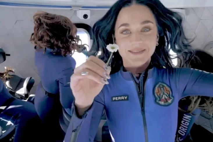 Katy Perry Nyanyikan...