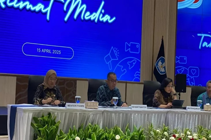 Kabar Gembira, Dosen...