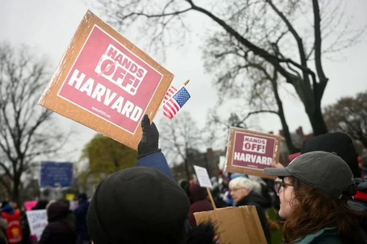 Harvard Tak Mau Tunduk...