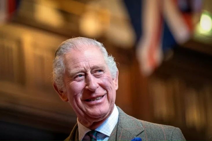Raja Charles III Buka...