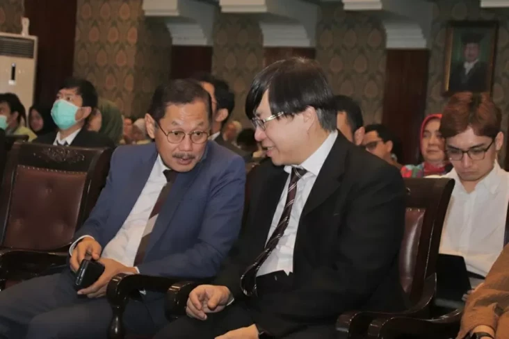 FK Unair Hadirkan 2...