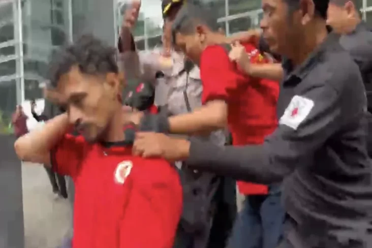 Persidangan Hasto Ricuh,...