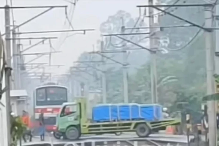 Viral Truk Mogok di...