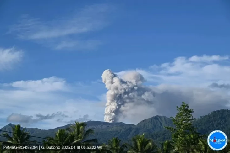 Gunung Dukono Erupsi...