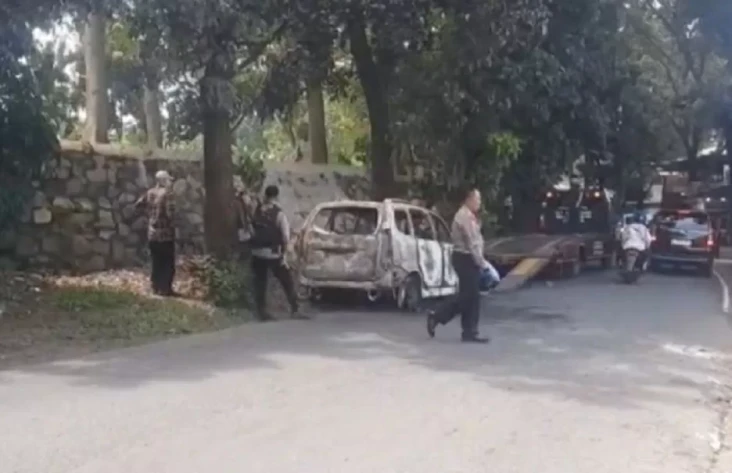 Amuk Massa! Mobil Polisi...