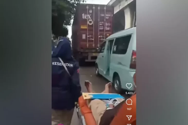 Ambulans Terjebak Macet...